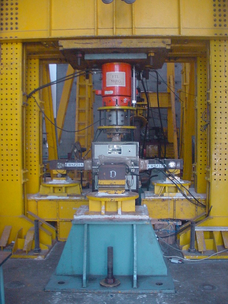 Fracture test on the cruciform specimen under bi-axial loading