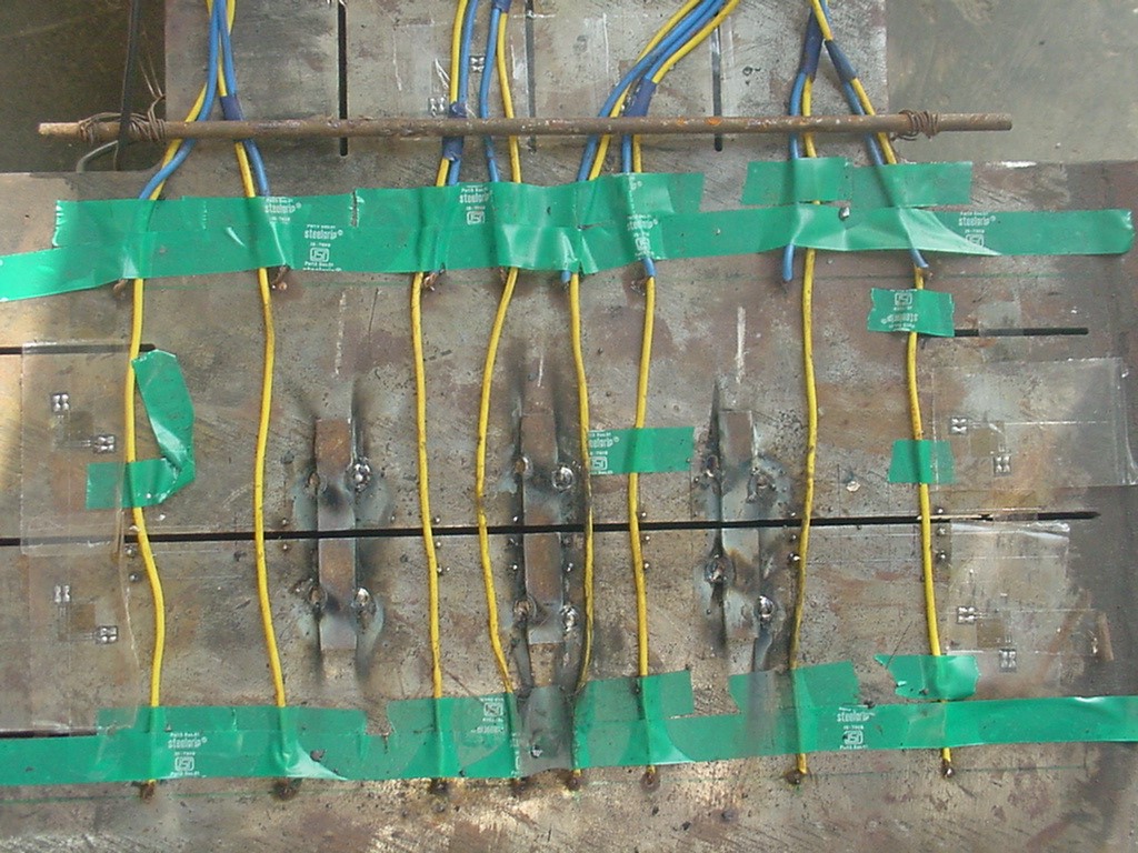 Close-up view showing instrumentation for strains, crack depth and CMOD measurements