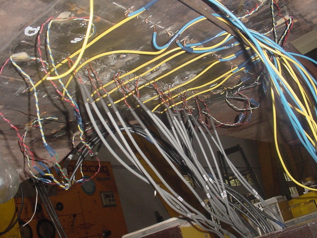 Close-up view of the instrumentation at bottom of cruciform specimen during fracture test